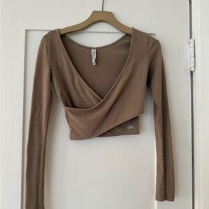 ALO Yoga Women's Tan Long Sleeve Crop Top